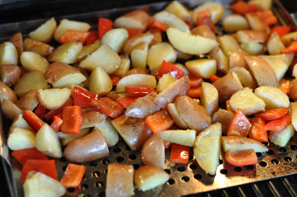 Kartoffeln und Paprika auf dem Grill