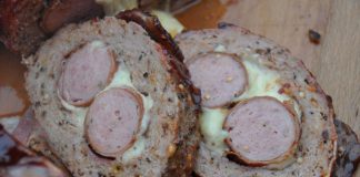 Bacon Bomb mit Krakauer und Käse