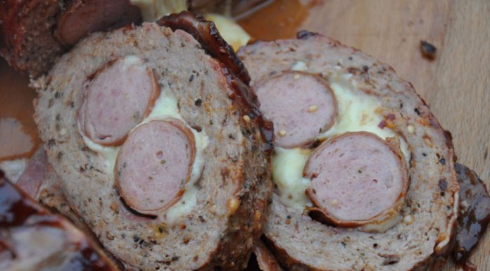 Bacon Bomb mit Krakauer und Käse