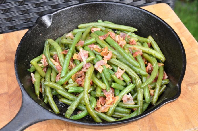 Speckbohnen aus der Gusseisenpfanne Speckbohnen vom Grill