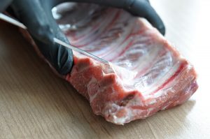 Silberhaut von Spare Ribs entfernen