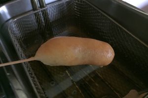 WuerstchenimPfannkuchenmantelamSpiess06