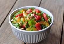 Salat mit Erdbeeren