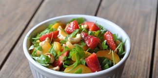Salat mit Erdbeeren