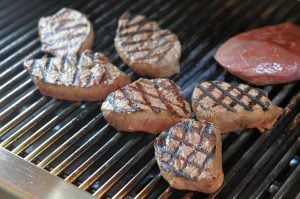 Rinder-Hüftsteaks auf dem Gasgrill