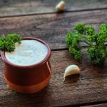 Knoblauch-Dip mit Kräutern
