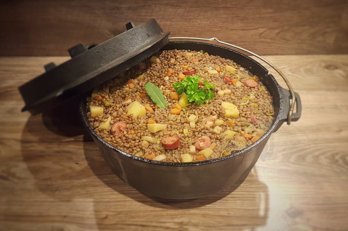 Linsensuppe aus dem Feuertopf