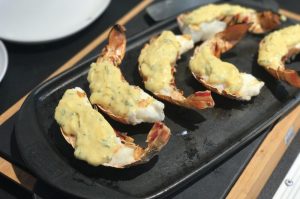 Gegrillte Langustenschwaenze Parmesan Hollandaise 05