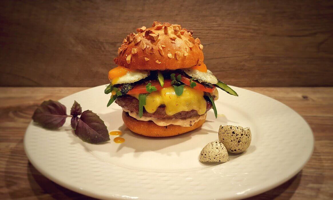 Burger mit Wachtelei und Spargel