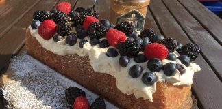 Zitronenkuchen mit Waldfrüchten