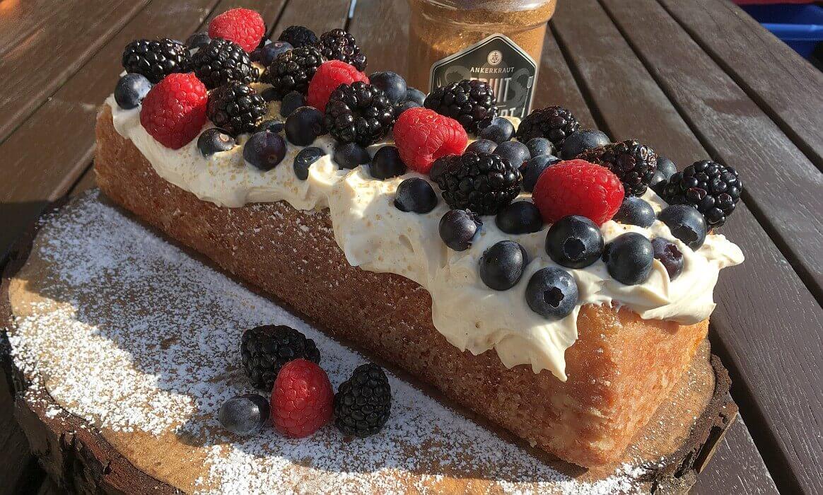 Zitronenkuchen mit Waldfrüchten