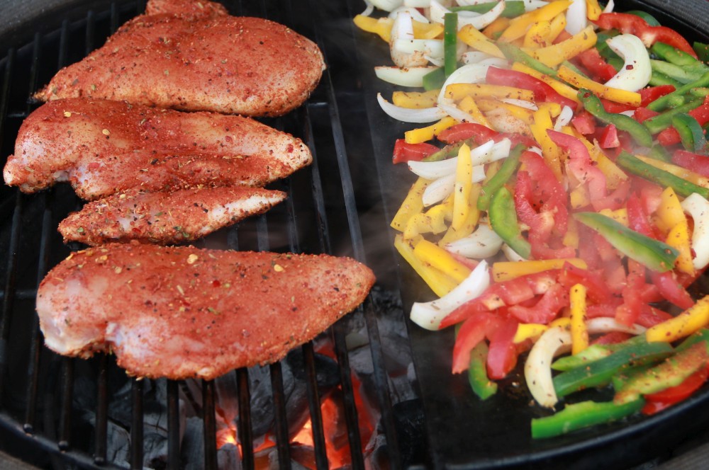 Hähnchen und Gemüse werden auf dem Keramikgrill gegrillt