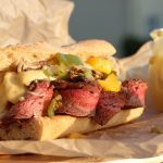 Flank Steak Sandwich mit Chili-Cheese-Sauce
