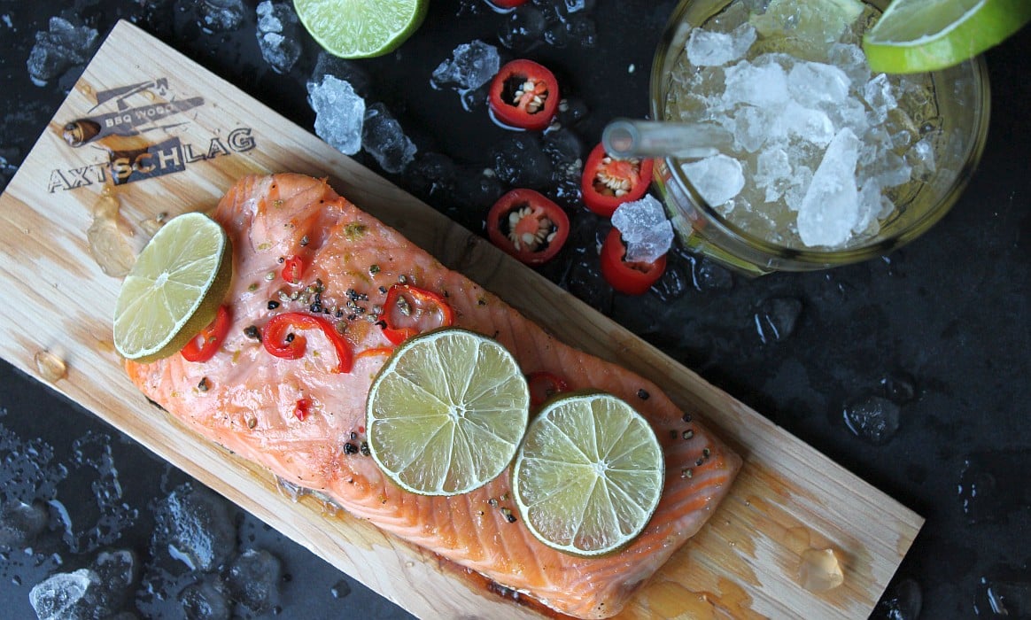 Caipirinha-Lachs von der Holzplanke