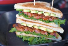 Bacon-Sandwich mit Avocado