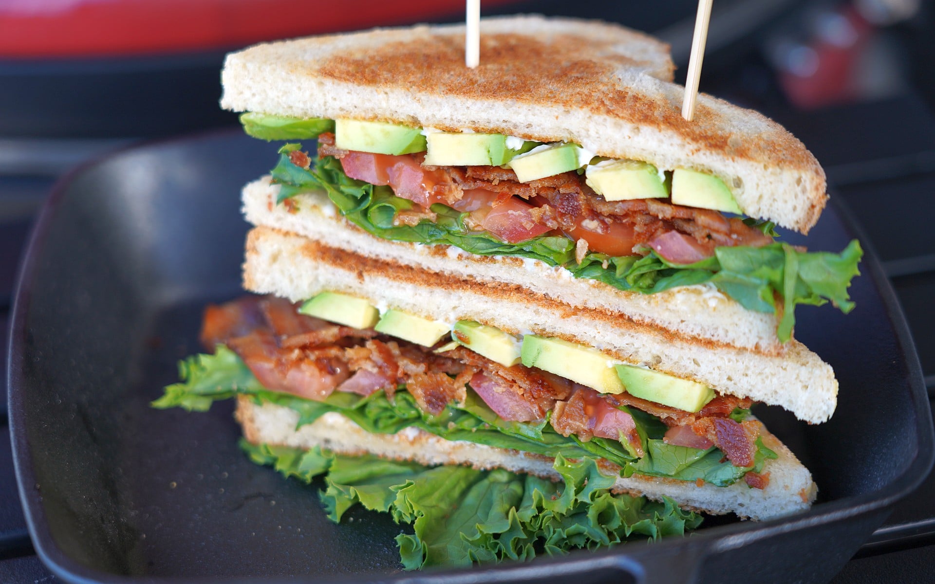 Bacon-Sandwich mit Avocado