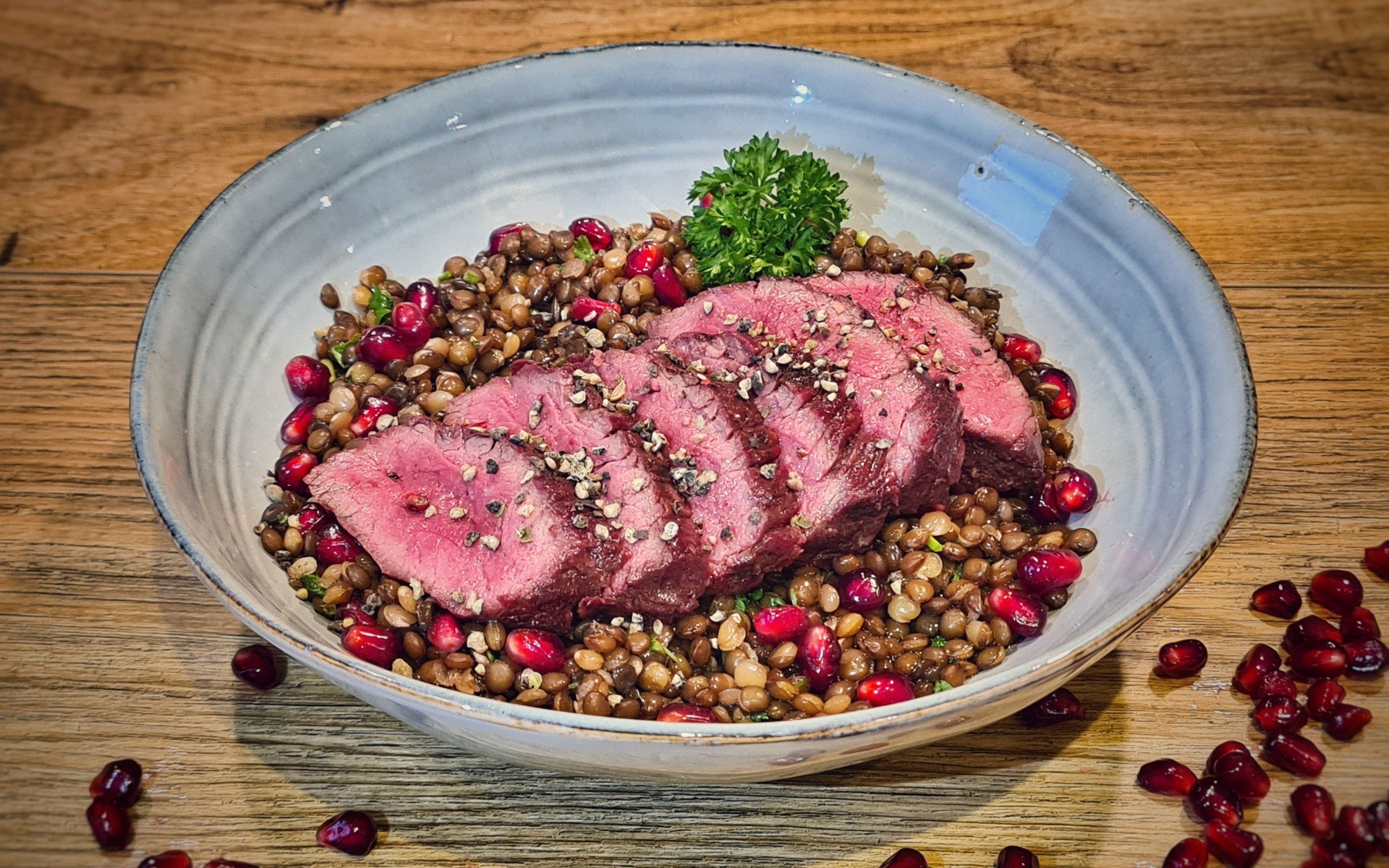 Onglet auf Beluga-Linsensalat