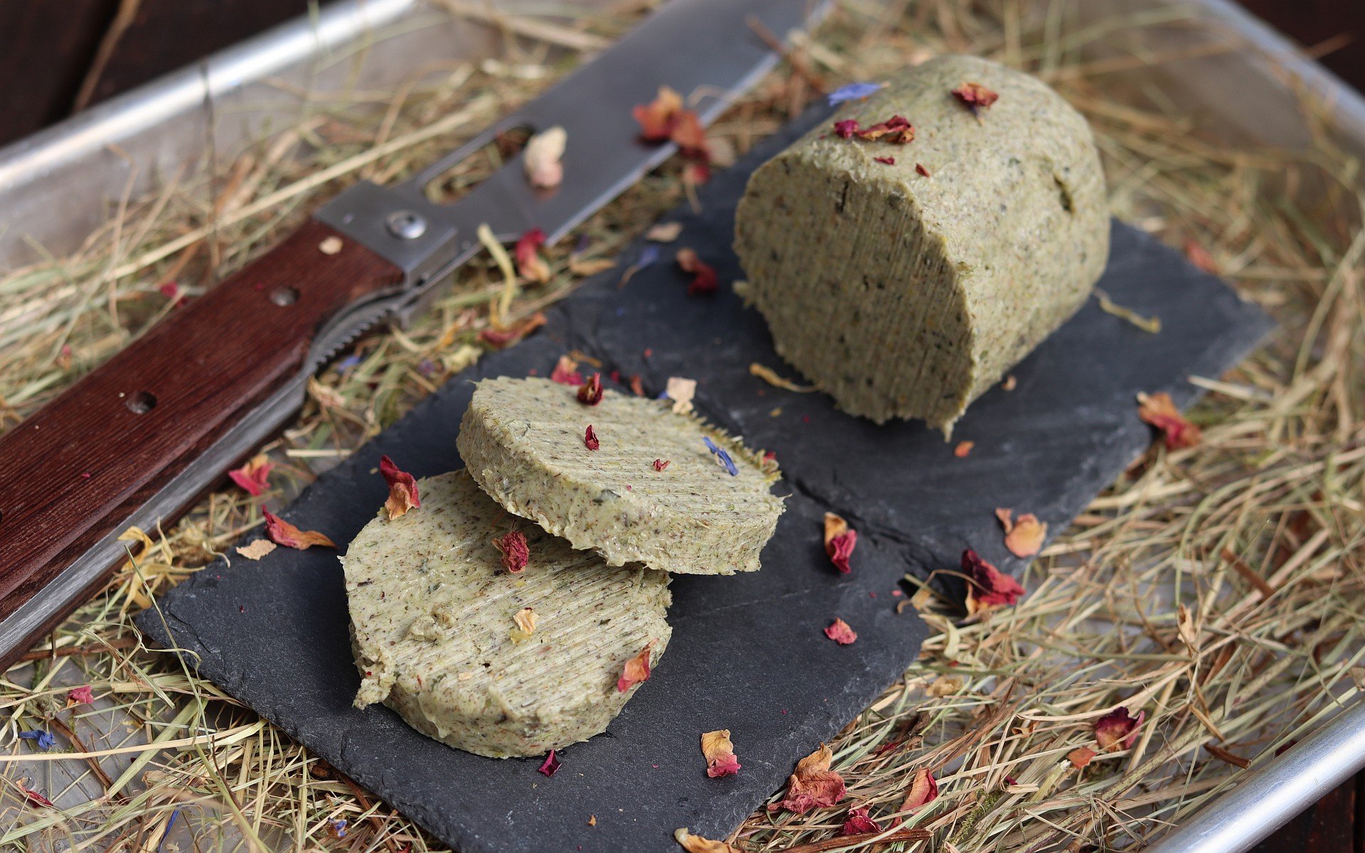 Kräuterbutter mit Heu