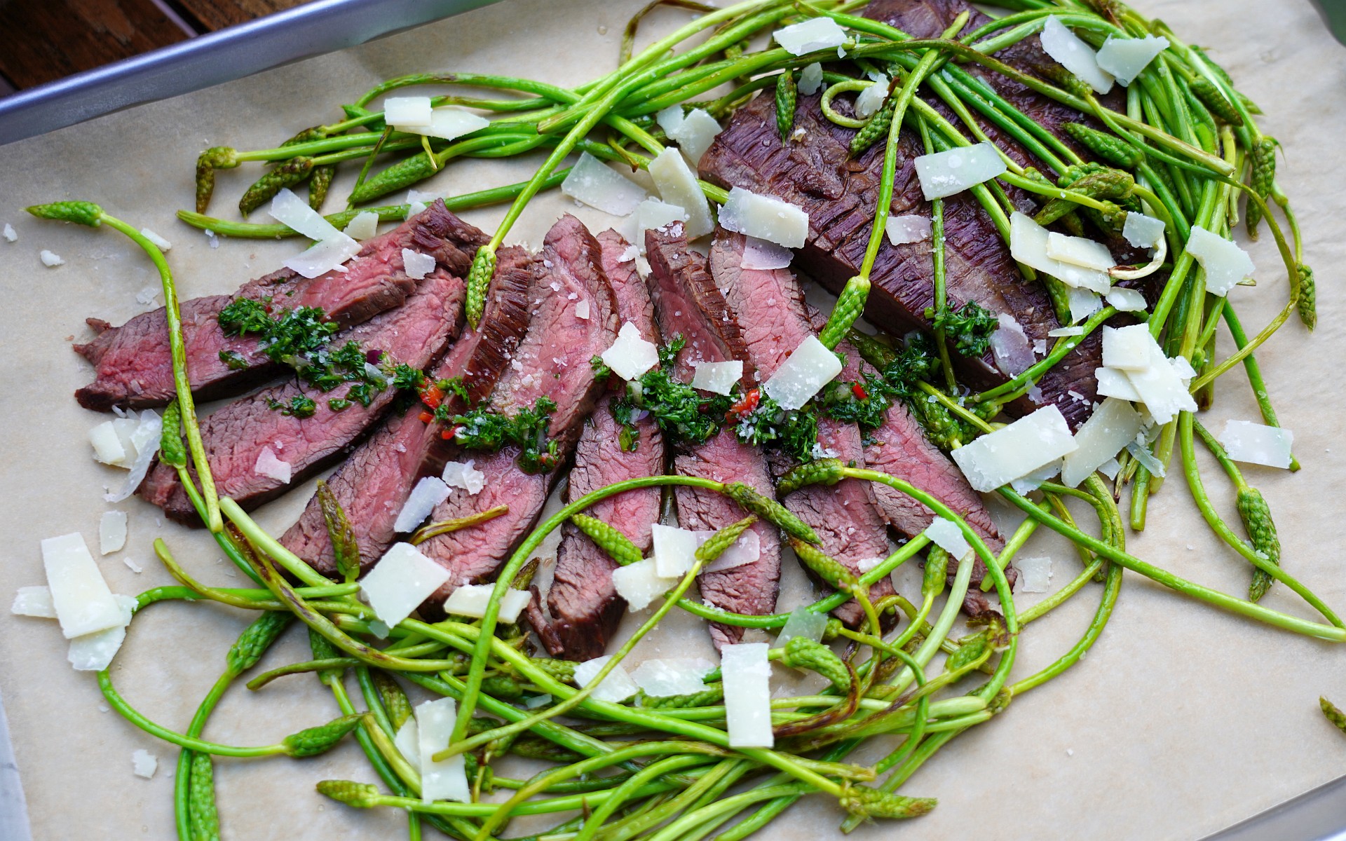 Flank Steak mit wildem Spargel
