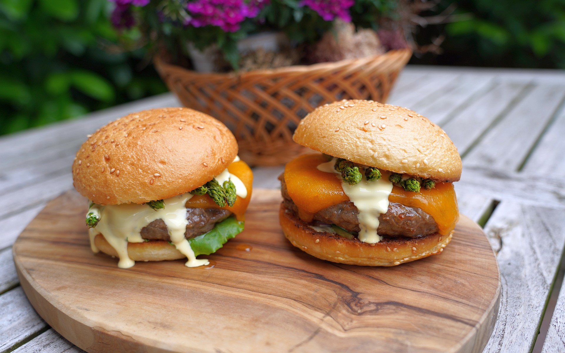 Burger mit grünem Spargel