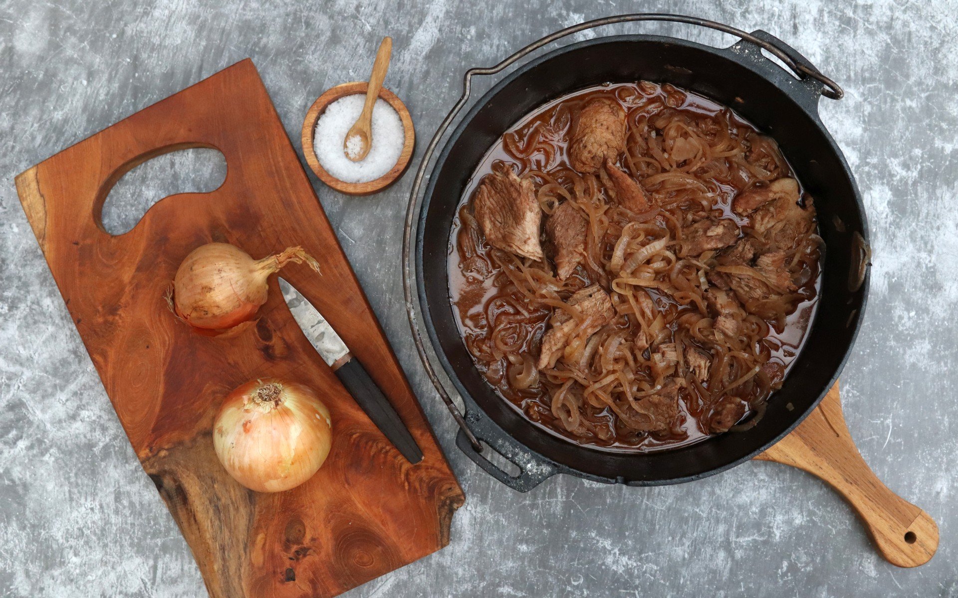 Zwiebelfleisch aus dem Dutch Oven