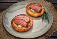 Mini-Steak-Tartes mit Brie und Honigzwiebeln