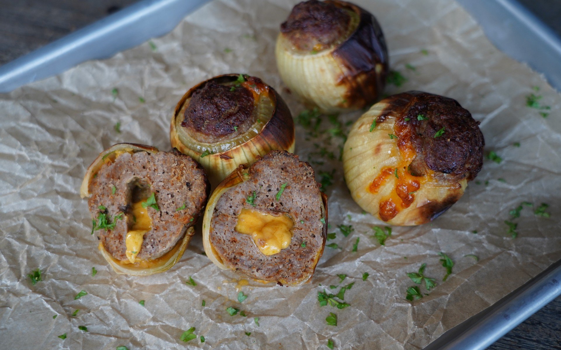 Gefüllte Zwiebeln mit Hackfleisch und Cheddar