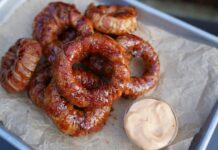 Bacon-Zwiebelringe mit Hackfleisch