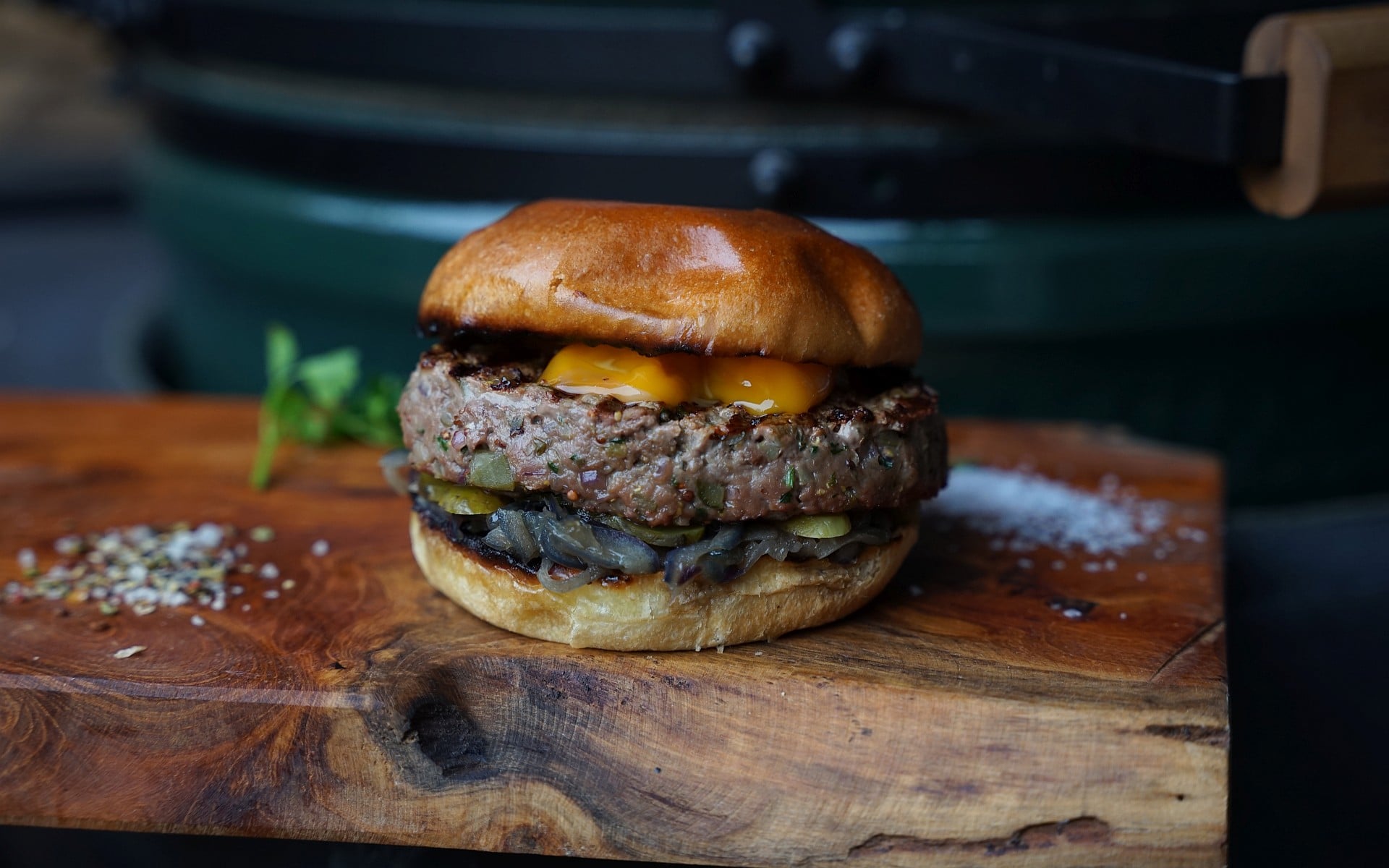 Beef Tatar Burger mit Onsen-Ei
