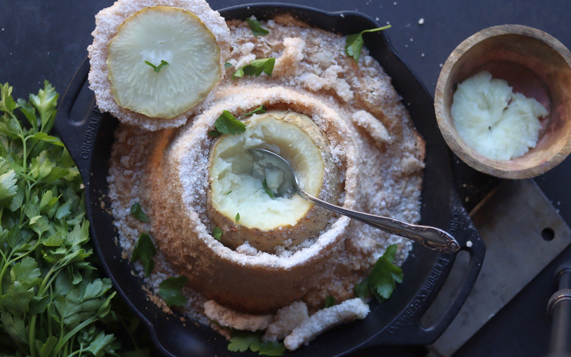 Gebackener Sellerie im Salzmantel