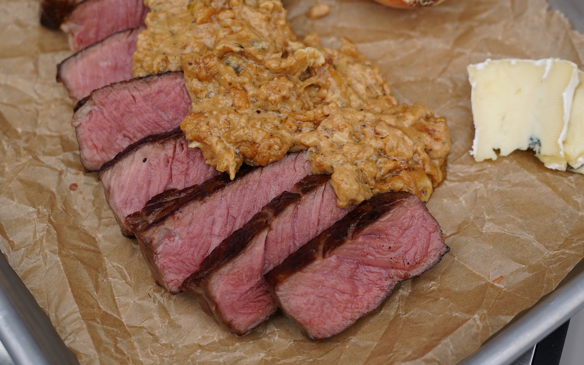 Luma RibEye mit Blauschimmelkäse-Zwiebel-Topping