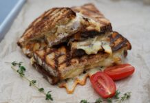 Putenbrust-Sandwich mit Thymian-Zwiebeln