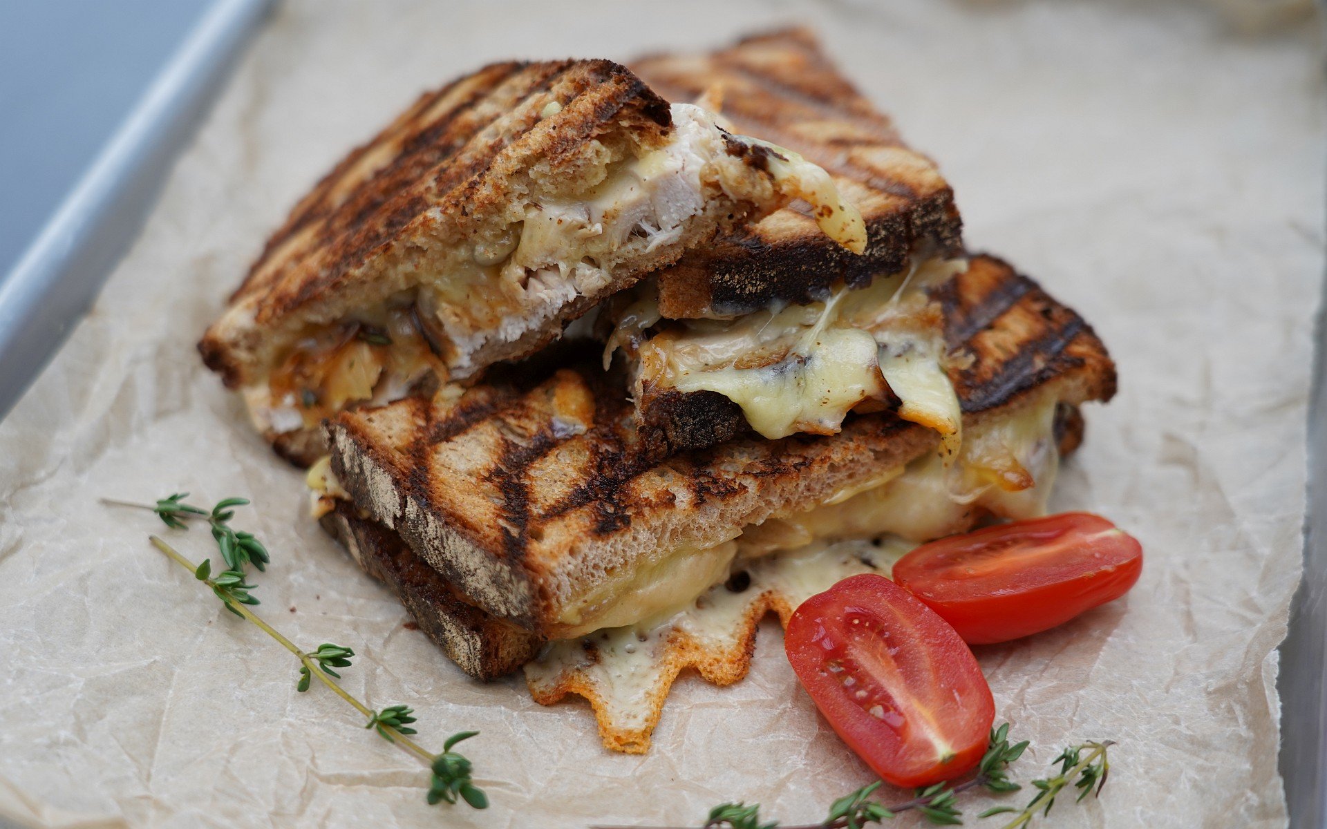 Putenbrust-Sandwich mit Thymian-Zwiebeln