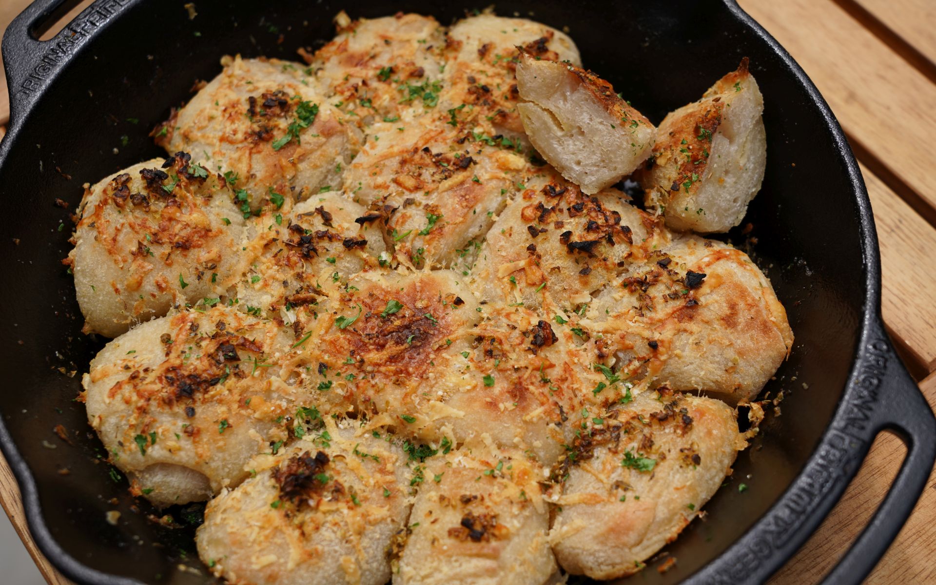 Pull-Apart Pizzabrötchen mit Parmesan-Oregano-Topping