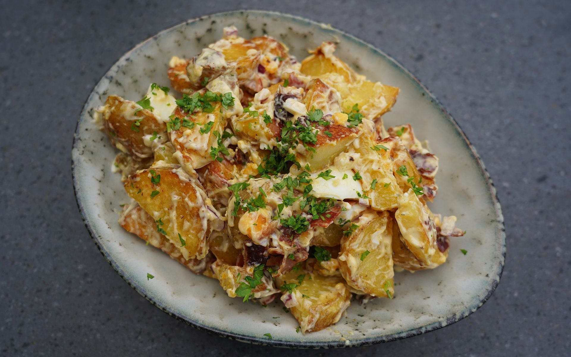 Bratkartoffelsalat mit Bacon und Ei