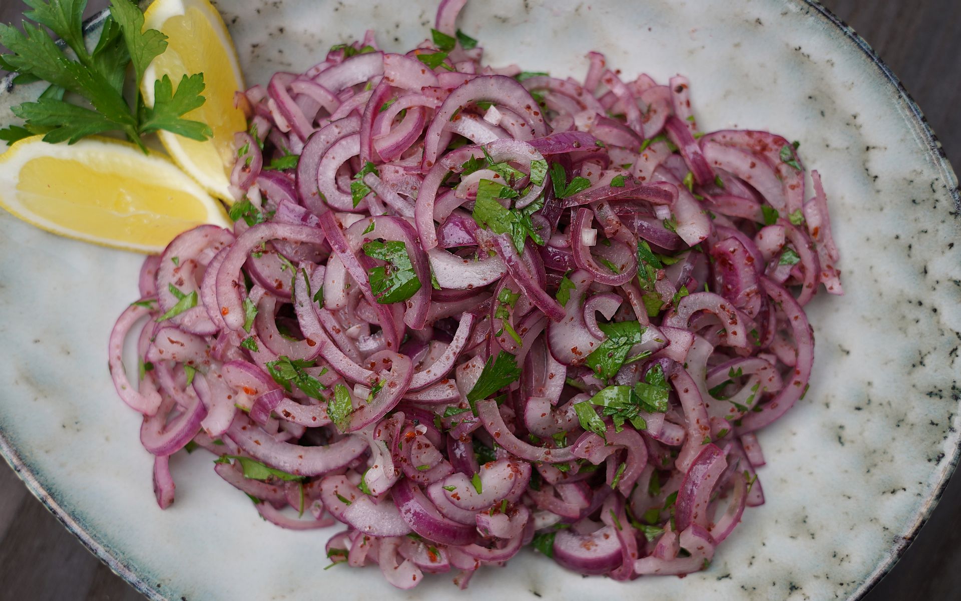 Türkischer Zwiebelsalat mit roten Zwiebeln und Sumach BBQPit.de Grillrezepte, Tipps & Tricks