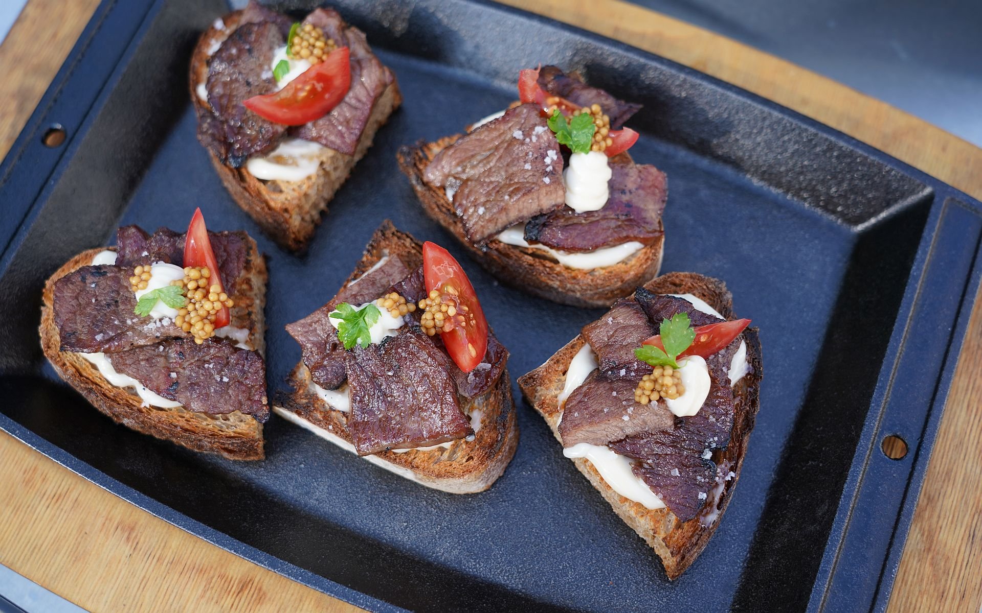 Steak-Crostini