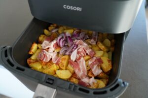 Bauernfrühstück in Cosori-Heißluftfritteuse: gebratene Kartoffelwürfel mit Schinkenstreifen und Zwiebelringen
