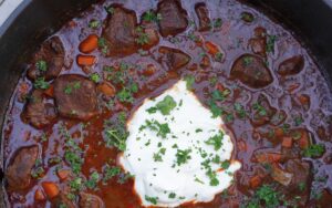 Rindergulasch aus dem Feuertopf