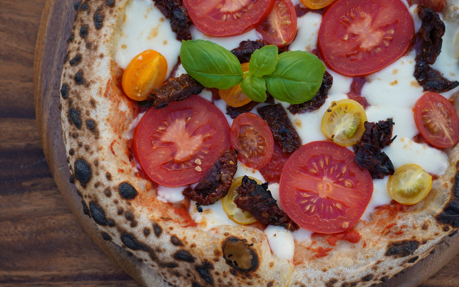 Pizza mit Tomaten