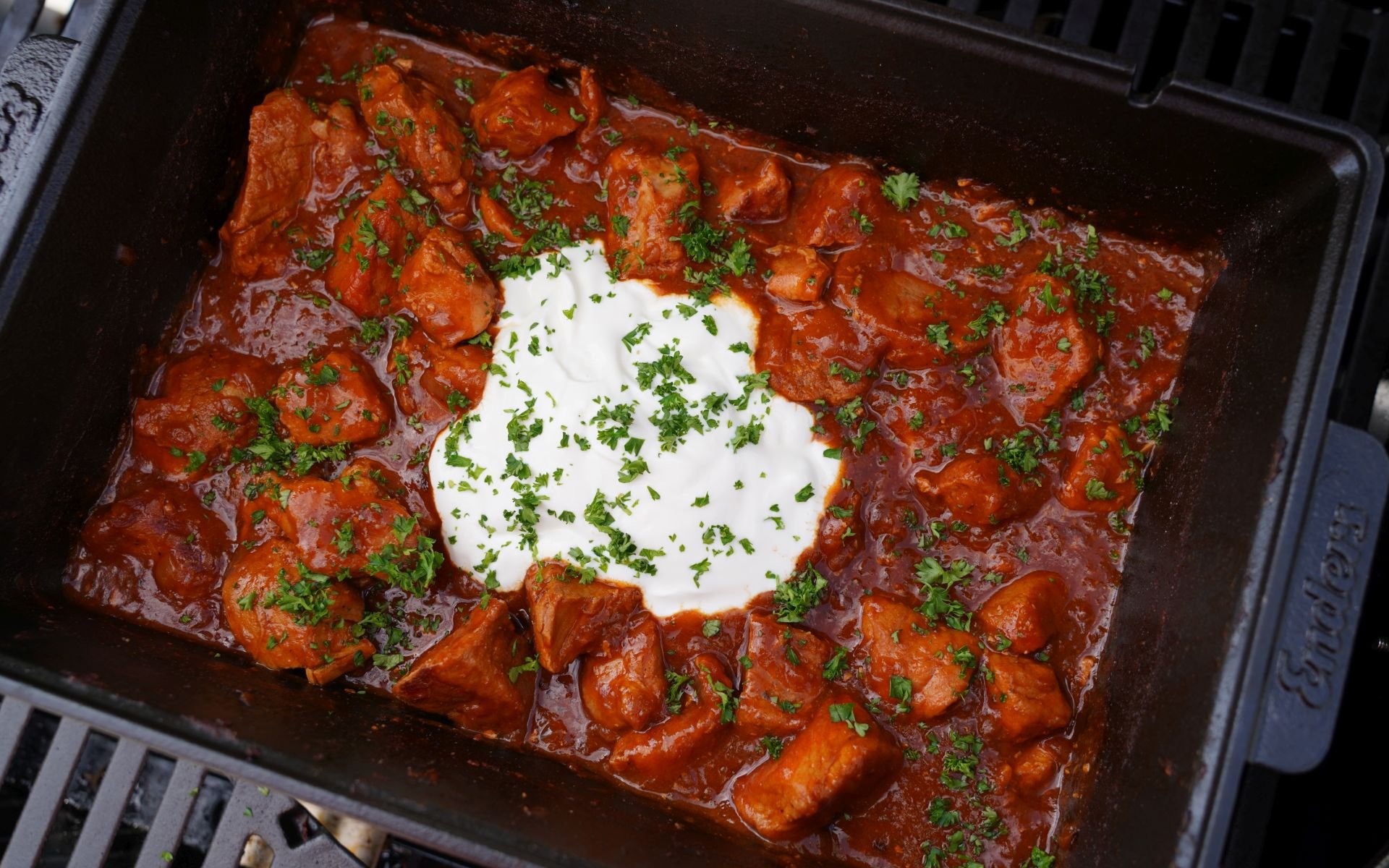 Schweinegulasch aus dem Dutch Oven