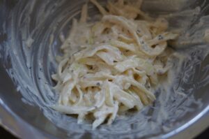 Spider-Steak-Spieße in cremiger Mayonnaise-Marinade mit Gewürzen in einer Schüssel