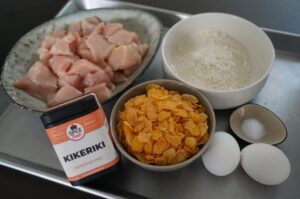 Zutaten für Chicken Nuggets mit Cornflakes-Panade: gewürfelte Hühnerbrust, Cornflakes, Paniermehl, zwei Eier, Salz und Kikriki-Gewürz