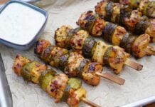 Hähnchenspieße mit Essiggurken