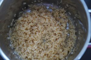 Gequollener Bulgur in Metallschüssel für Tabouleh-Salat