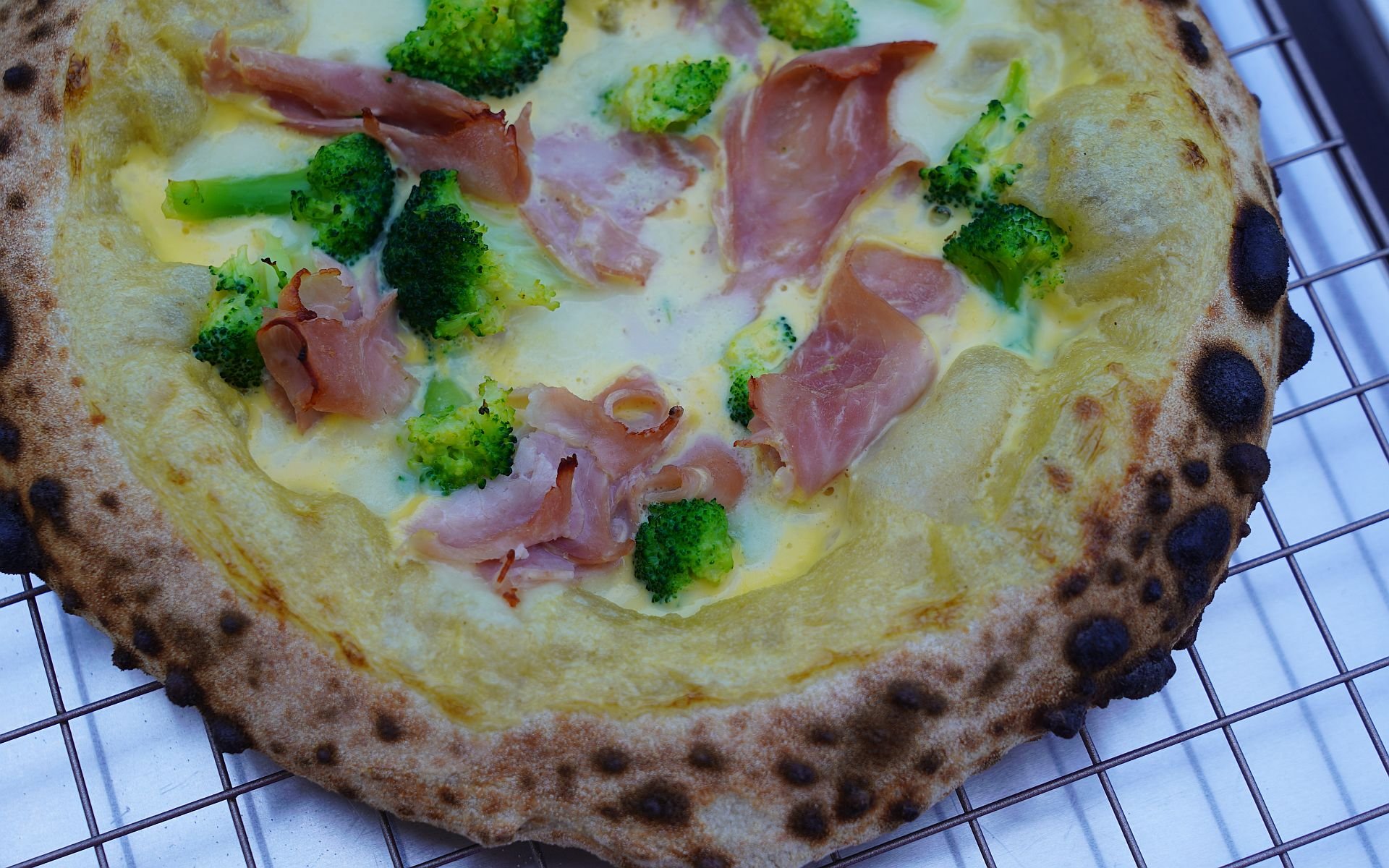 Pizza Hollandaise mit Brokkoli und Schinken