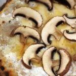 Champignon-Pizza mit Ricotta