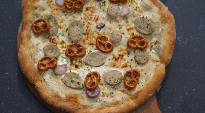 Brezelpizza mit Weißwurst