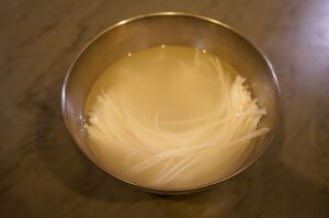 Cremige Erdnusssoße in einer Schüssel für Pad Thai mit Garnelen