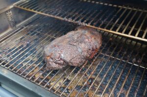 Schweineschulter mit Raucharoma auf Grillrost, Zubereitungsschritt für Pulled-Pork-Tacos